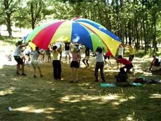 Juegos con el paracaidas 